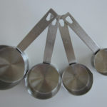 What are the 2 types of measuring cups?
