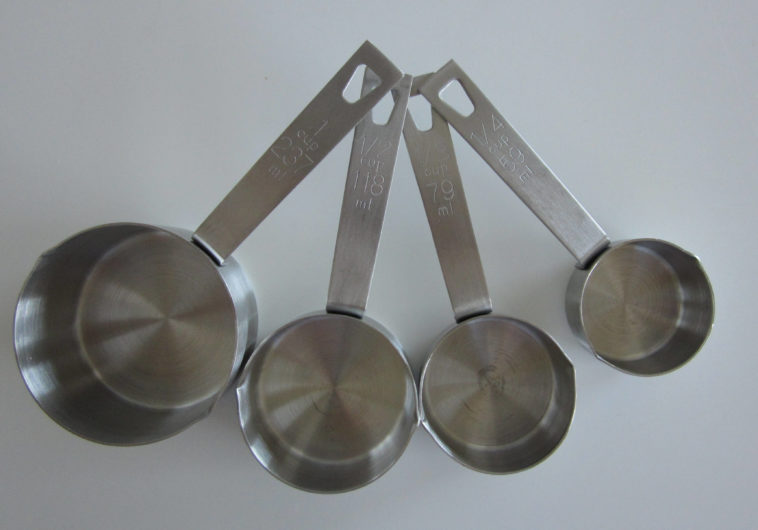 What are the 2 types of measuring cups?