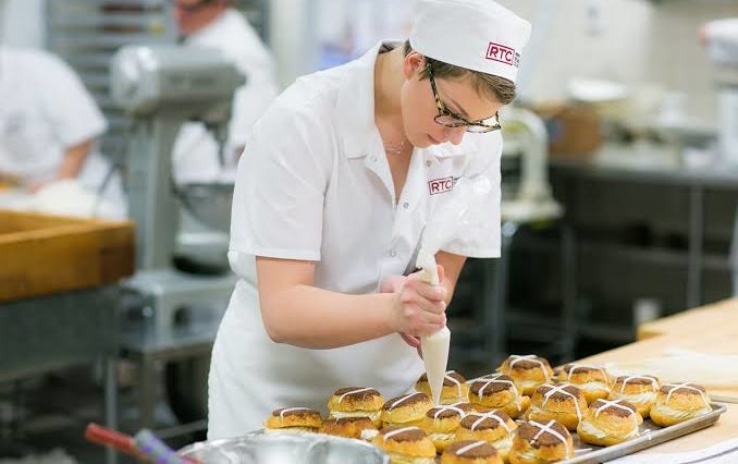 What cake pans do professional bakers use?