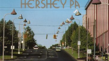 What city has traffic lights shaped like Hershey's Kisses?