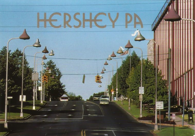 What city has traffic lights shaped like Hershey's Kisses?