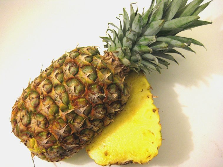 What color is a good pineapple?