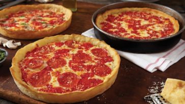 What comes on Lou Malnati's veggie pizza?