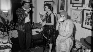 What do I wear to a 1920s party?