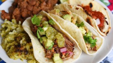 What do you eat with carnitas?