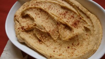 What do you eat with garlic hummus?