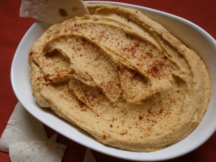 What do you eat with garlic hummus?