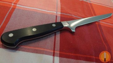 What does a boning knife look like?