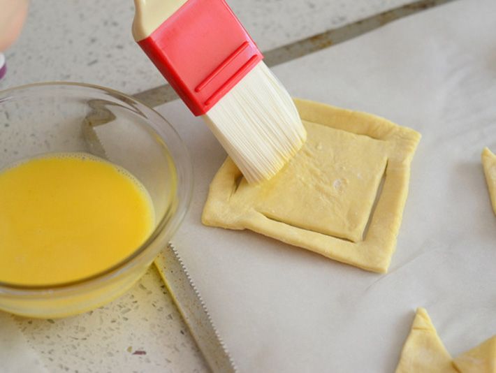 What does adding egg to pie crust do?