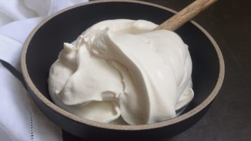 What does creme fraiche taste like?