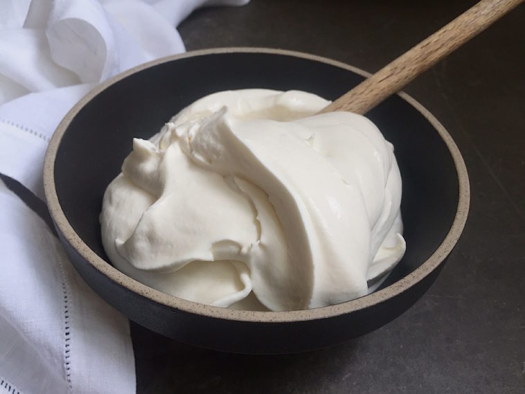 What does creme fraiche taste like?