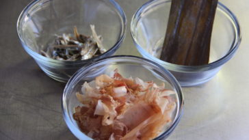 What does dashi powder taste like?