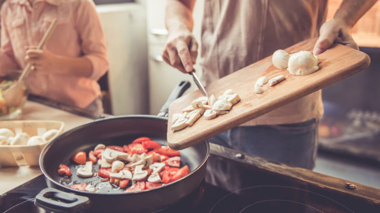 What does mace do in cooking?