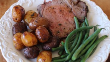 What goes with roast beef for Christmas dinner?