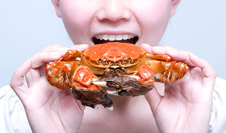 What happens if I eat undercooked crab?