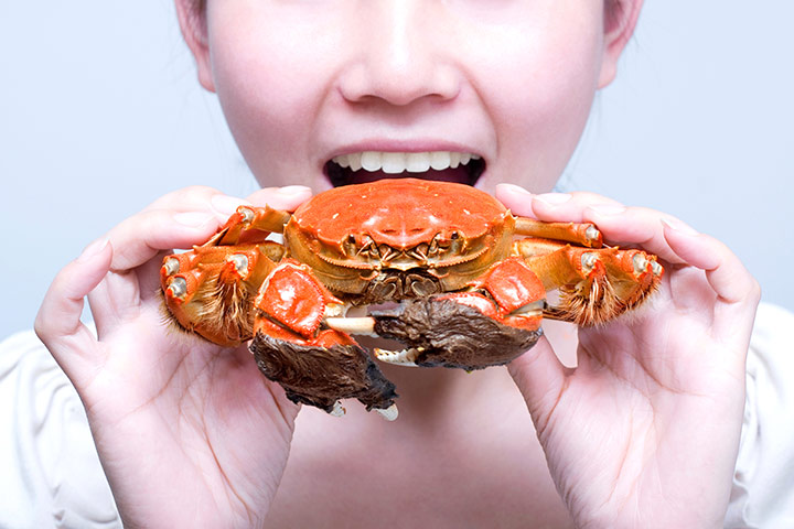 What happens if I eat undercooked crab? - Foodly