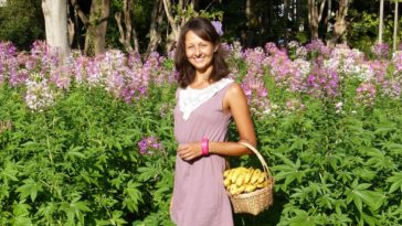 What happens if a girl eat twin banana?