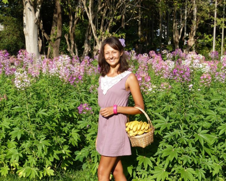 What happens if a girl eat twin banana?