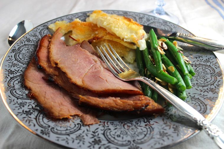 What is a typical Christmas dinner menu?