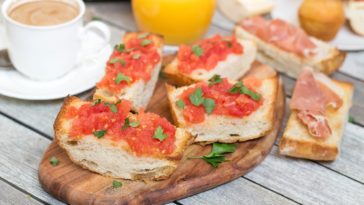 What is a typical Spanish breakfast?