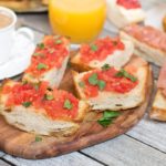 What is a typical Spanish breakfast?