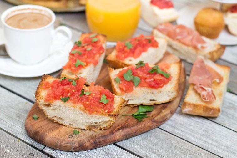 What is a typical Spanish breakfast?