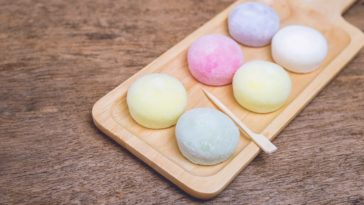 What is mochi traditionally filled with?