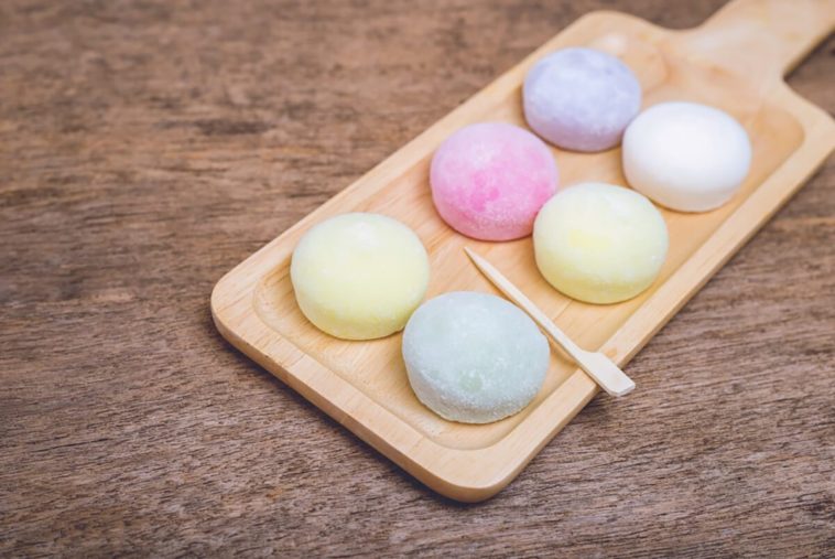 What is mochi traditionally filled with?