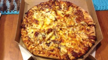 What is on a Domino's BBQ Chicken pizza?