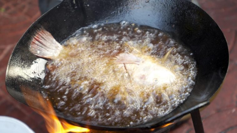 What is the best oil temperature to fry fish?