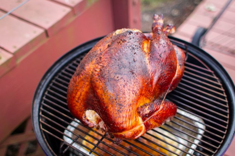 What is the best temperature to smoke a turkey?