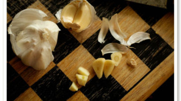 What is the best way to eat garlic?