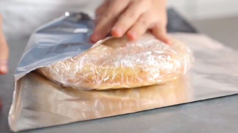 What is the best way to freeze Christmas cake?