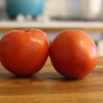 What is the best way to store fresh tomatoes?