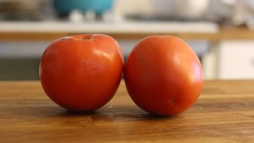 What is the best way to store fresh tomatoes?