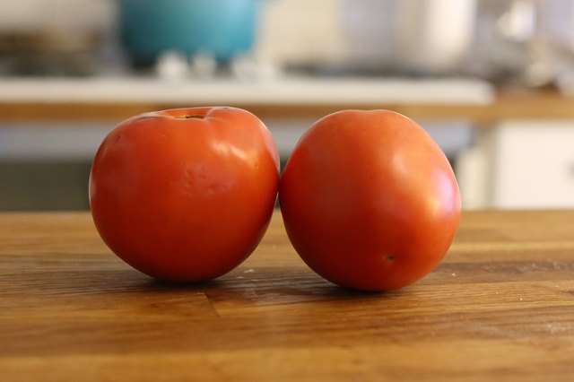 What is the best way to store fresh tomatoes?