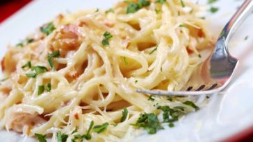 What is the difference between Alfredo and white sauce?
