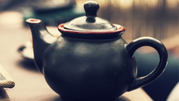 What is the difference between a tea pot and a tea kettle?
