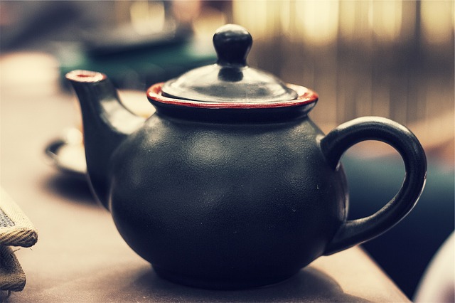 What is the difference between a tea pot and a tea kettle?