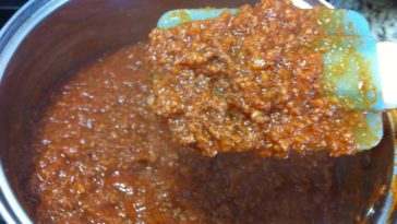 What is the difference between chili sauce and hot sauce?