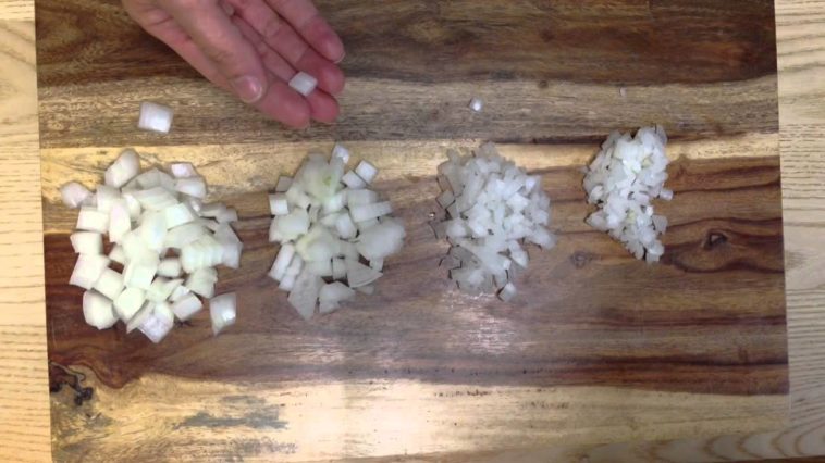 What is the difference between minced onion and onion flakes?