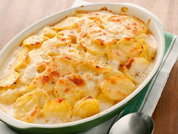 What is the difference between scalloped potatoes and au gratin?