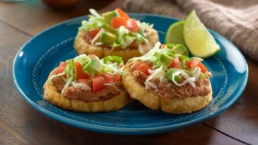 What is the difference between sopes and huaraches?