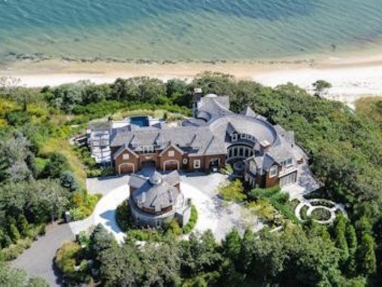 What is the richest town in Cape Cod?