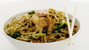 What kind of noodles do Chinese restaurants use for lo mein?