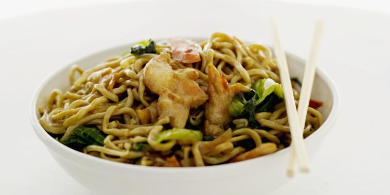 What kind of noodles do Chinese restaurants use for lo mein?