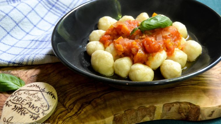 What kind of sauce goes well with gnocchi?