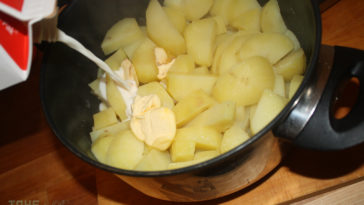 What meat goes well with mashed potatoes?