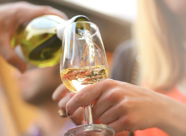 What should you not eat with white wine?