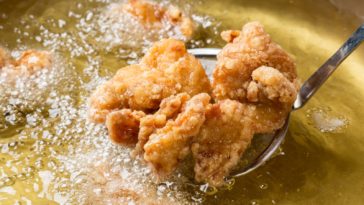 What temp should oil be to fry chicken?